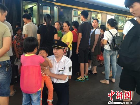 小女孩乘火车与家人走散 列车长紧急寻人助重聚