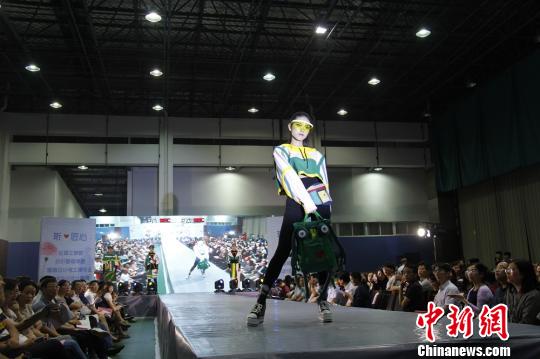 运动休闲装展示。 顾名筛 摄 运动休闲装展示。 顾名筛 摄