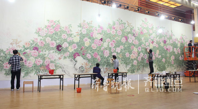 巨野画家在升降机上创作出最大工笔画《花开盛世》_手机凤凰网