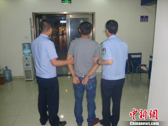 广州火车东站派出所一天抓获两名网上逃犯