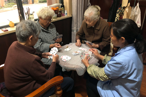 张桂芳和邓玉华时常这样坐在窗口打牌,有时玩上一下午,有时能玩一