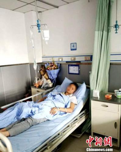 被打的班主任杜某在医院治疗。钟欣 摄 被打的班主任杜某在医院治疗。钟欣 摄