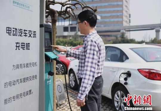 中国各省、区、市公共和私人充电设施保有量平稳增长