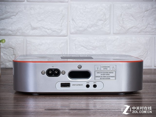 能为手机无线充电 JBL闹钟蓝牙音箱对比评测