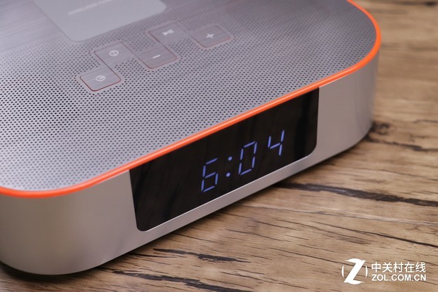 能为手机无线充电 JBL闹钟蓝牙音箱对比评测