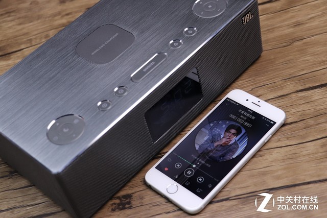 能为手机无线充电 JBL闹钟蓝牙音箱对比评测