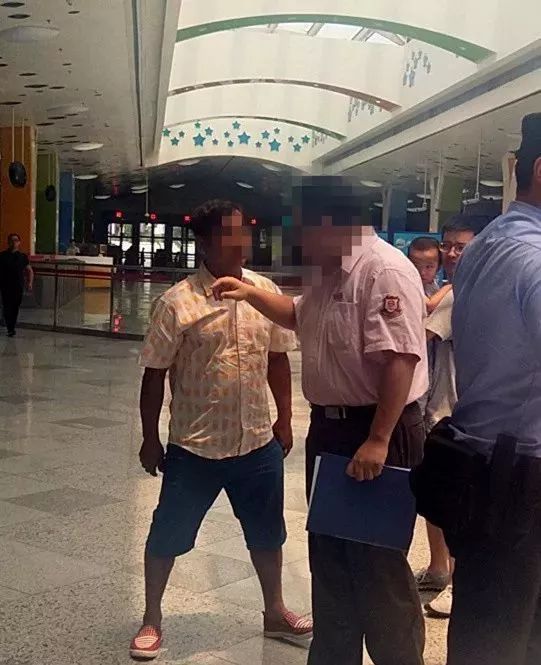 女子在上海地铁站阻止3名乘客逃票 结果被打成这样(组图) - 2