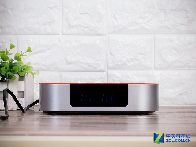 能为手机无线充电 JBL闹钟蓝牙音箱对比评测