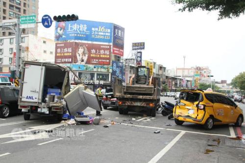 疑刹车失灵 台湾一货车连撞10多辆车致7人受伤