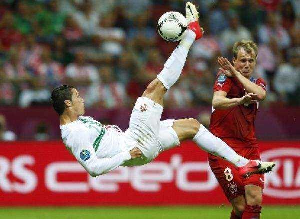 鹿晗搭档硬汉姜文,担任足球解说员,粉丝:这届