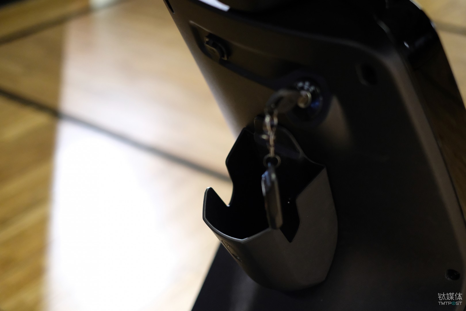 默认装配的是一个车筐,可根据需求换上挂钩(自带,无需另外购买)