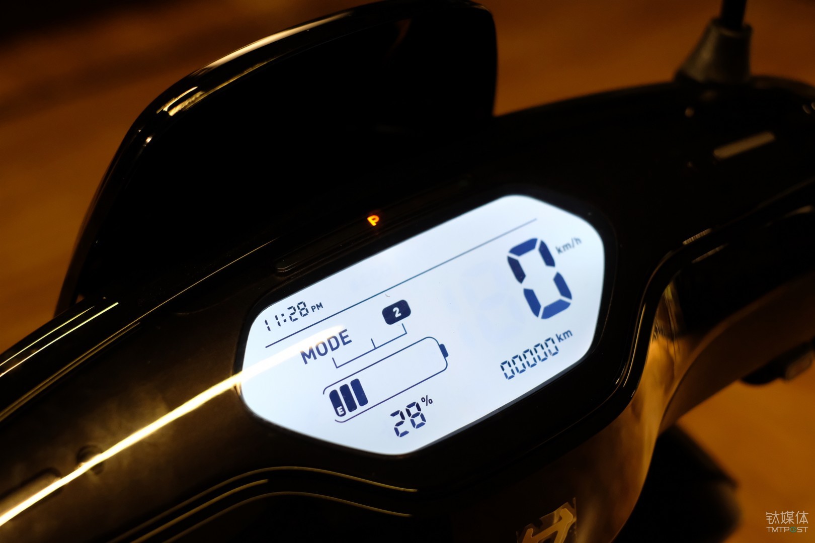 仪表盘显示数据包括时速、时间、电池电量
