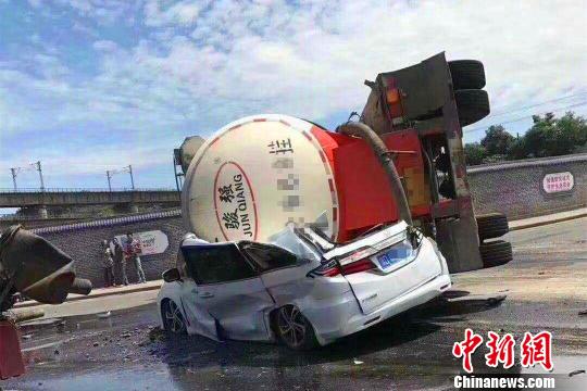湖北枝城发生一起交通事故 罐车压扁小车致4人身亡