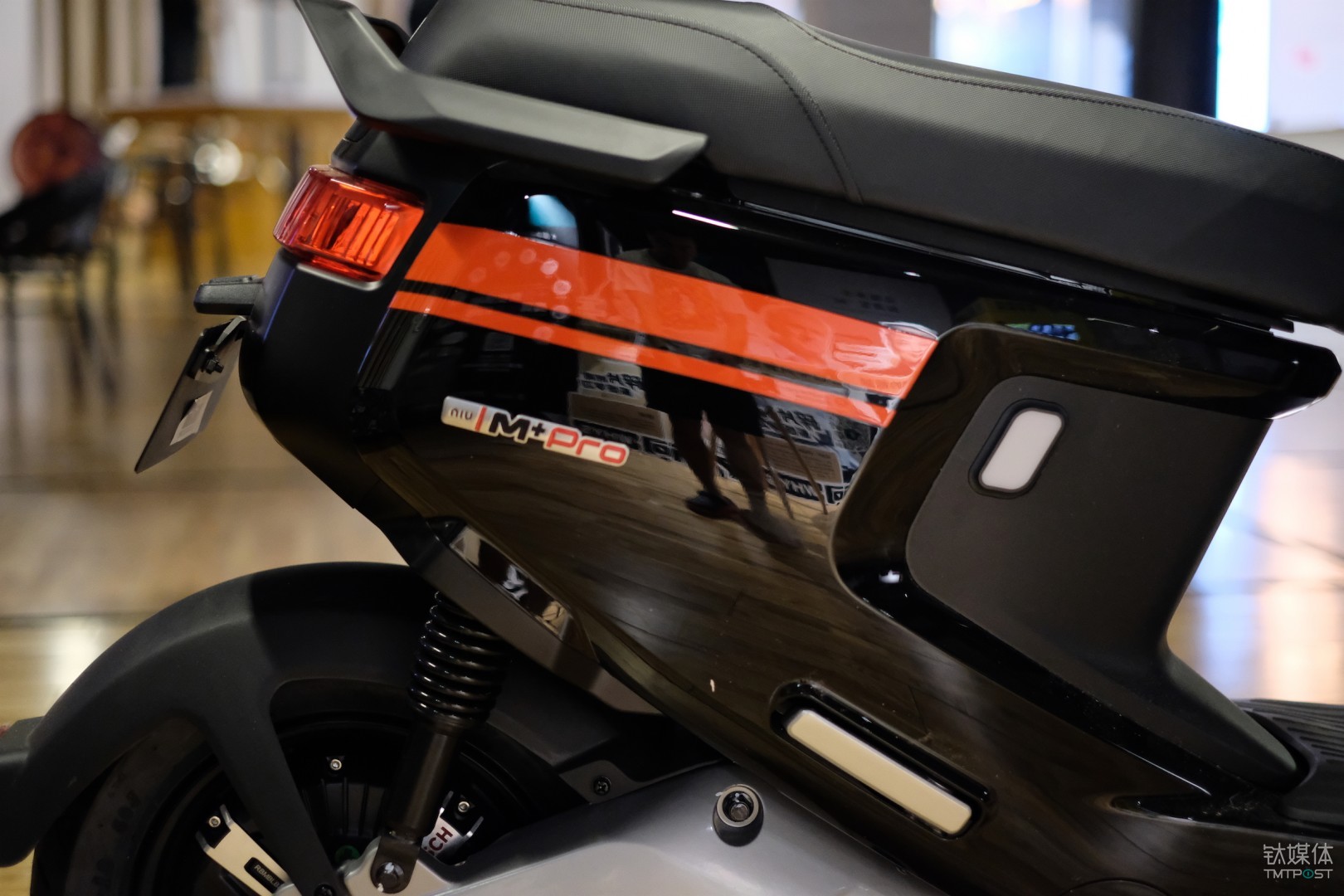 小牛电动车 M+ Pro 侧面车标细节
