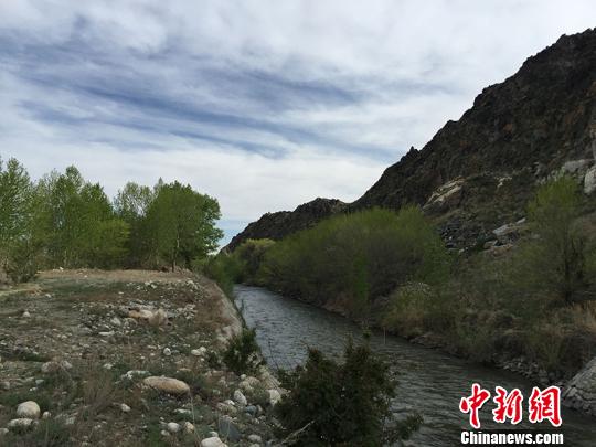 新疆兵团两代人接力坚守大渠安全 送水服务乡邻