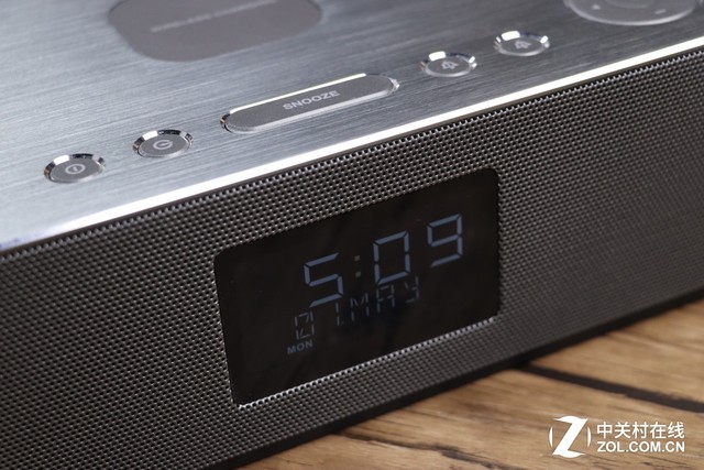 能为手机无线充电 JBL闹钟蓝牙音箱对比评测