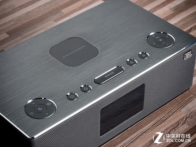 能为手机无线充电 JBL闹钟蓝牙音箱对比评测