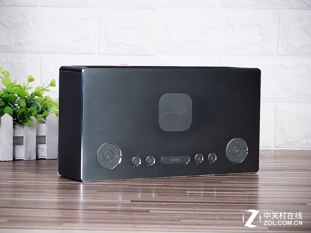 能为手机无线充电 JBL闹钟蓝牙音箱对比评测