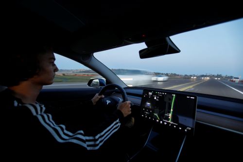 特斯拉Autopilot 8月将实现“完全自动驾驶” 股价涨4.55%