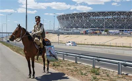 中国骑士走红俄罗斯！骑马6500公里，漫游6座世界杯城市
