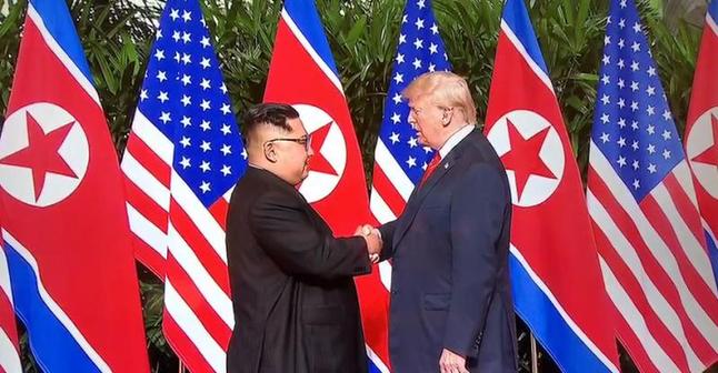 历史性时刻!特朗普与金正恩首次会面握手
