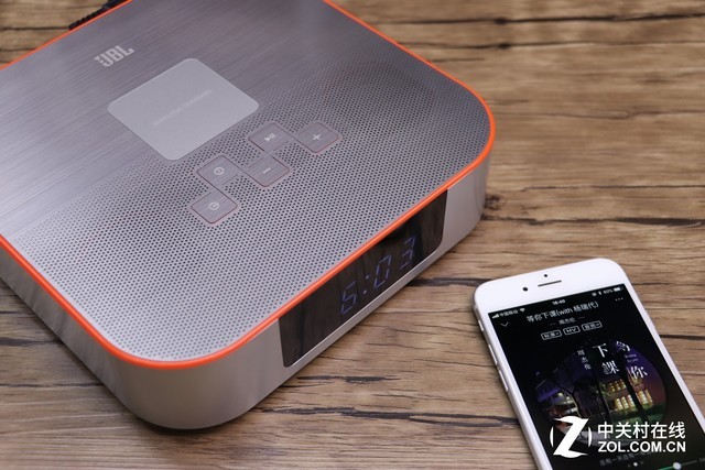 能为手机无线充电 JBL闹钟蓝牙音箱对比评测