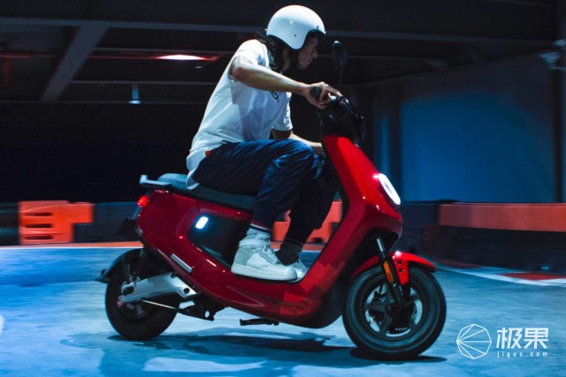 小牛发布两款新车:续航130km动力刚猛,能上快