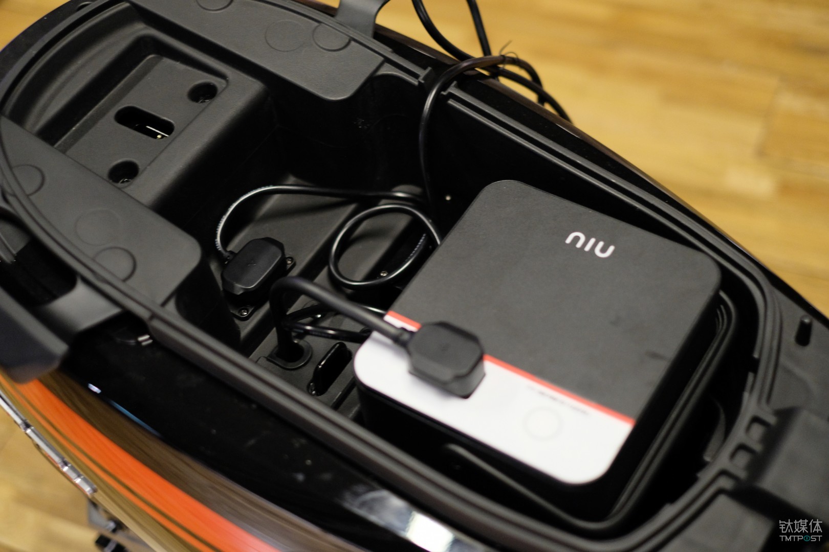 打开车座,座桶空间刚好可以放下电池和充电器