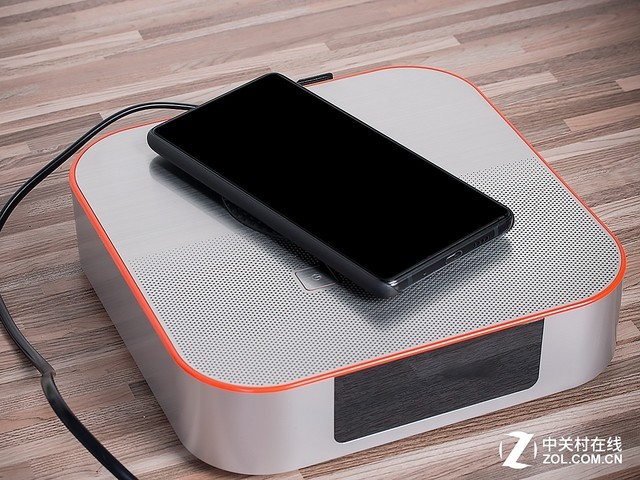 能为手机无线充电 JBL闹钟蓝牙音箱对比评测