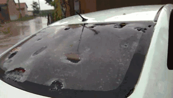 潍坊突下冰雹,鸡蛋大,车窗,西瓜被砸出大窟窿!(视频)