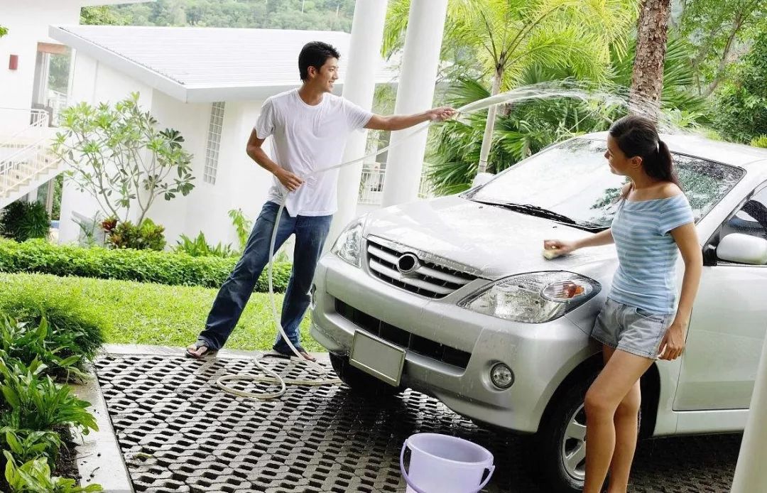 多久洗一次车最合适?大部分人的选择是…