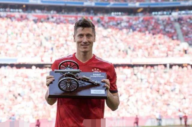 莱万14场20球成波兰第一大腿 世界杯金靴争夺