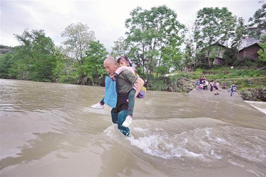 暖闻｜便道汛期被淹没小学生上学遇阻，老伯背娃过河40年