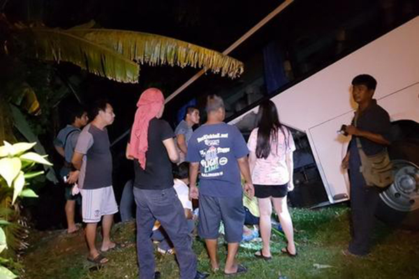 泰国一辆载33中国游客巴士失控坠坑，幸香蕉林救命无人伤