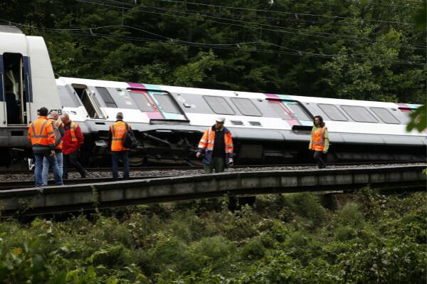 法大巴黎地区交通受暴雨影响 快铁翻车致7人受伤