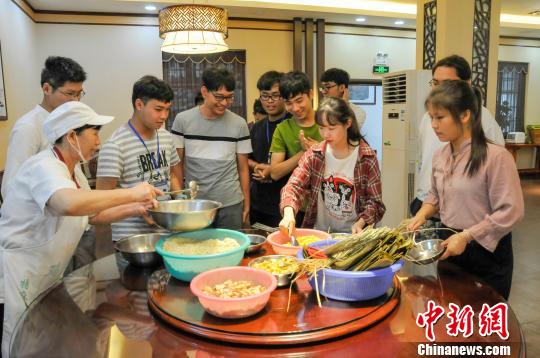 泰国留学生广西学包粽子 体验中国味道