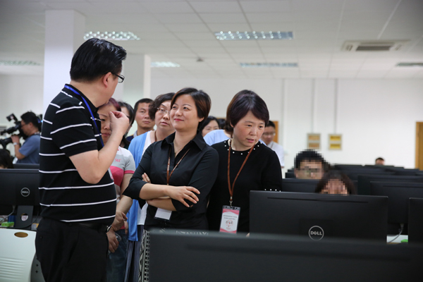 上海考生家长代表参观高考语文评卷点：公平规范很放心