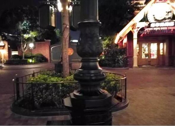 4岁女童撞上了上海迪士尼路灯灯柱的八角形装
