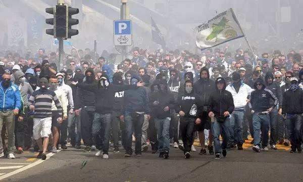 俄国打击足球流氓,为确保英国球迷安全?英国球迷:放他们出来!