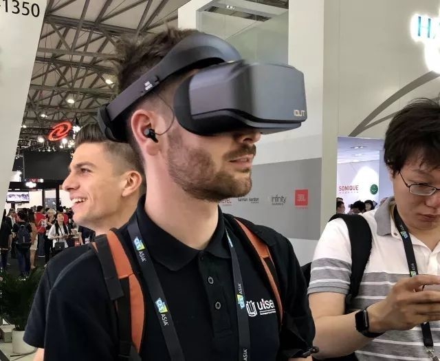 上千粉丝参与 iQUT未来影院亮相CESA