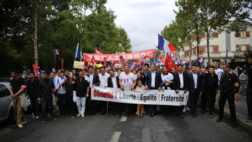 旅法华侨华人于2016年8月14日、21日举行游行示威,要求政府尽快破案并严惩凶手。(图片来源:《欧洲时报》记者黄冠杰 拍摄) 旅法华侨华人于2016年8月14日、21日举行游行示威,要求政府尽快破案并严惩凶手。(图片来源:《欧洲时报》记者黄冠杰 拍摄)