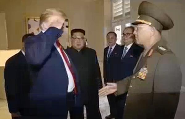 特朗普向朝鲜大将敬礼 被美国内批“屈尊纡贵中套”