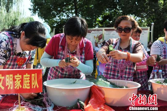 居民在“移风易俗过端午”包粽子比赛中。 张娅子 摄 居民在“移风易俗过端午”包粽子比赛中。 张娅子 摄