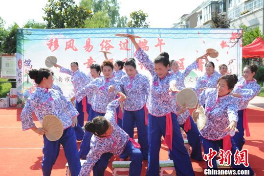 居民为“移风易俗过端午”活动自编自导舞蹈秀。 张娅子 摄 居民为“移风易俗过端午”活动自编自导舞蹈秀。 张娅子 摄