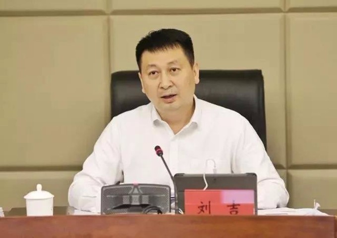 这几天,新来的市长刘吉算是,帅哥.