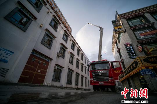 西藏消防部队开展大型商场火灾救援演练