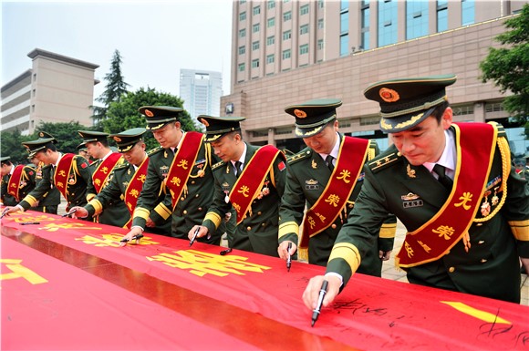武警重庆总队隆重举行干部退役仪式