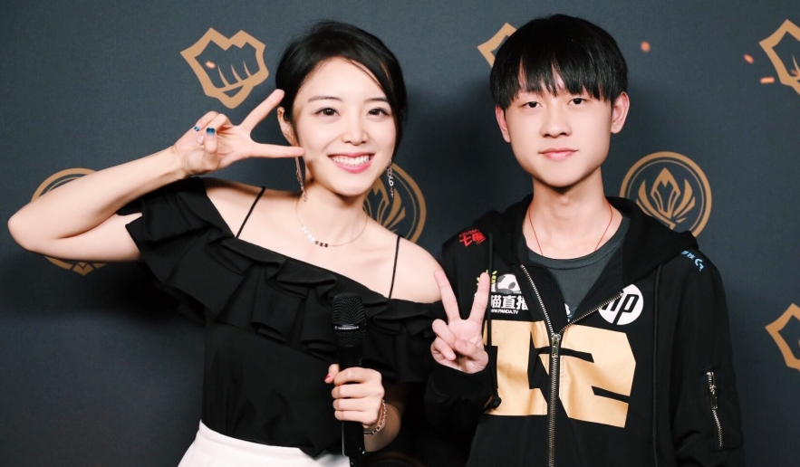 小明一件队服收买余霜 并认她做阿姨
