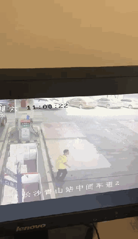 突发!小车冲入岳麓大道一加油站起火,38秒生死