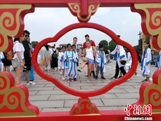 淹城古国运动会穿越而来 引外国友人体验中国传统体育文化